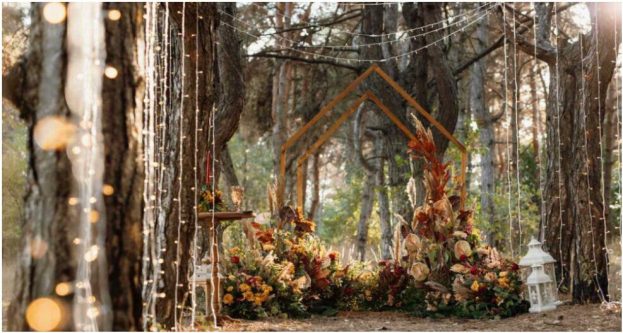 Decorate the wedding arch with dried flowers